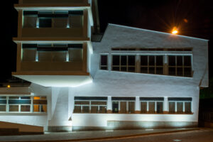 illuminazione esterno edificio residenziale