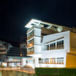 illuminazione esterno edificio residenziale