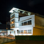 illuminazione esterno edificio residenziale