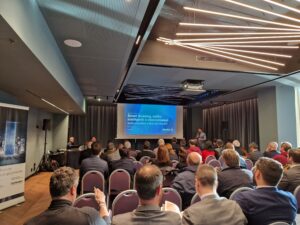 Ospiti e clienti all'evento "Smart Building" ascoltano la presentazione